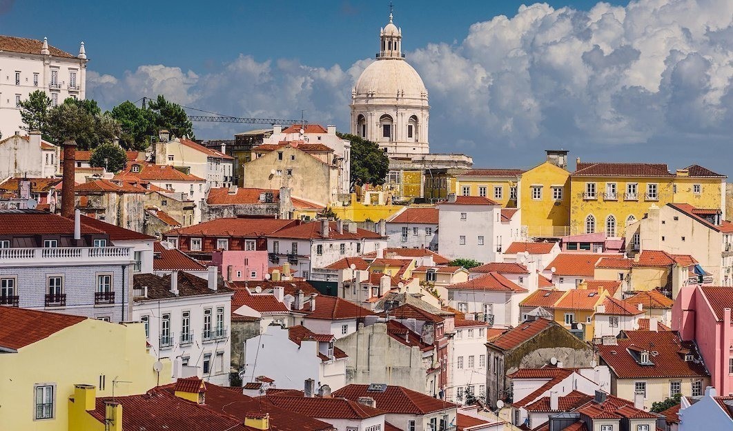 Lisbon <> 5*, 4*, 3* Hotel or youth hostel